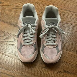 New Balance Women's 2002 Pink and Gray Sneakers
